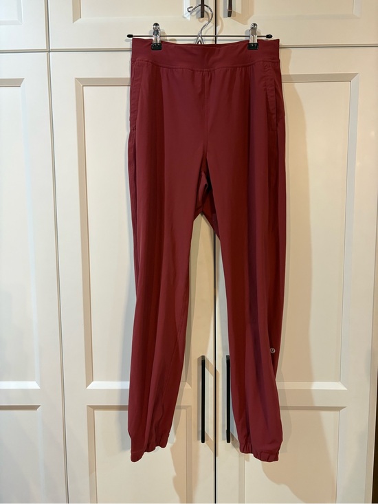 lululemon athletica Pants - lululemon athletica
Burgundy Jogger Pants
Size 6